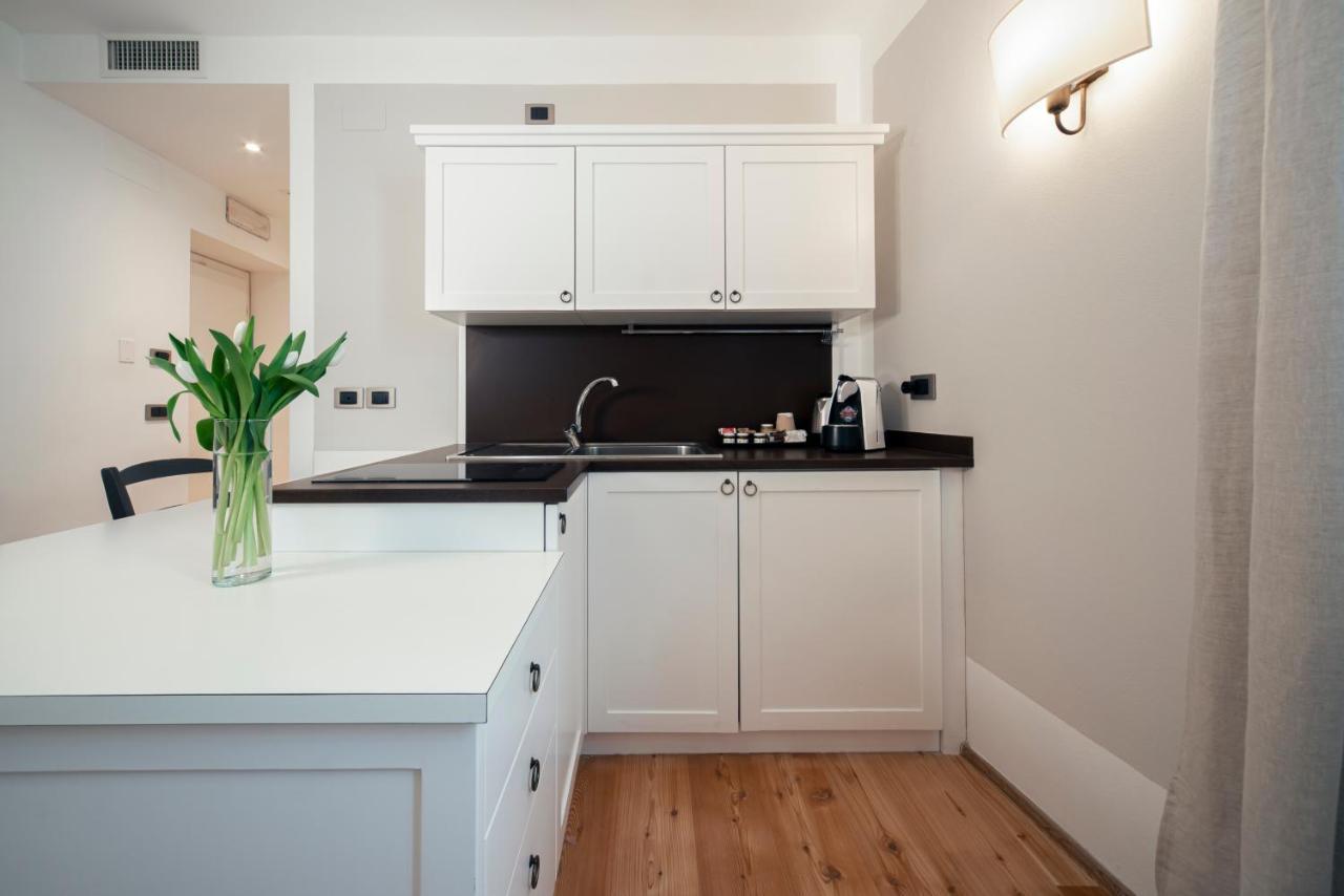 La Canonica Suite Apartments New Location Trento Eksteriør bilde